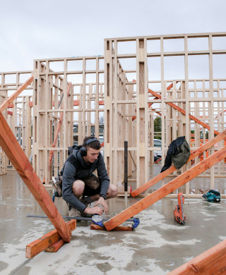 builder_working_on_site