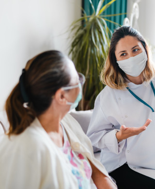 women_wearing_masks